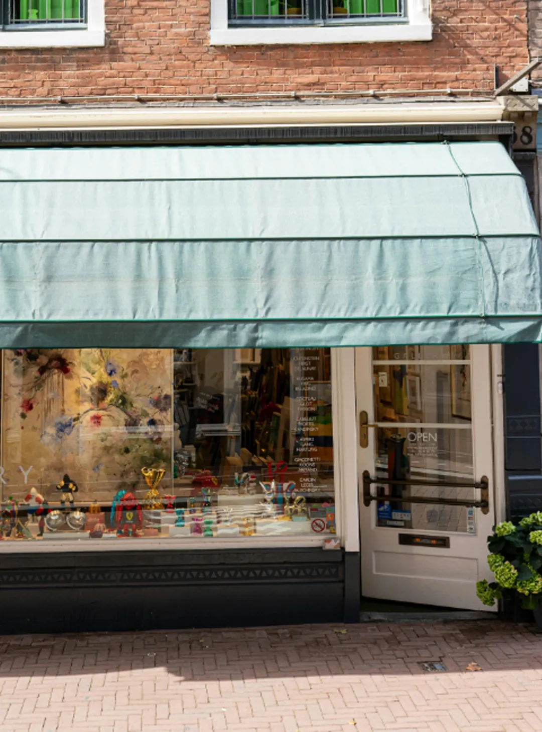 Devanture d'une boutique d'objets de créateurs, à Vence, où trouver les créations de Maria José Martinez.