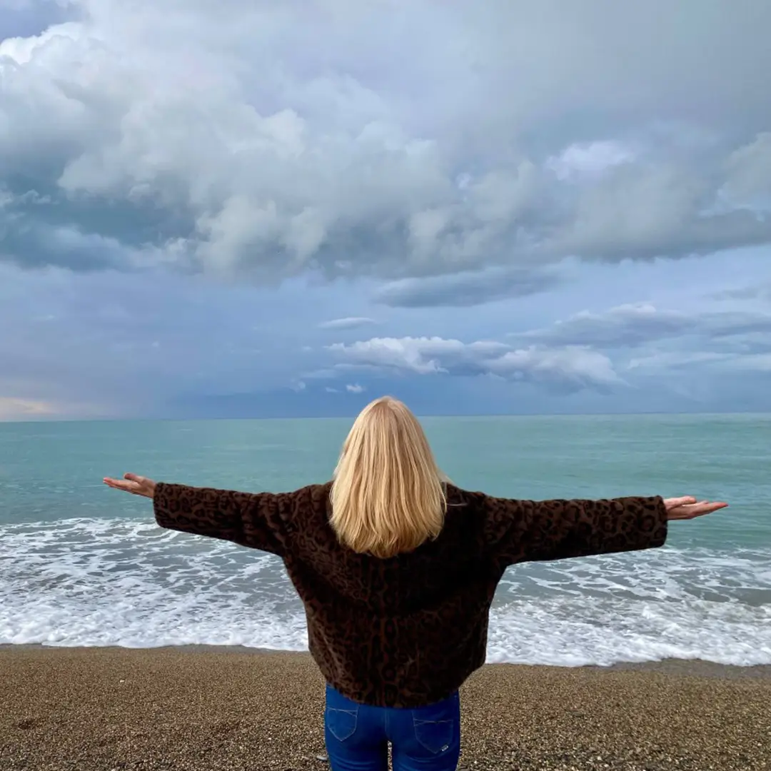Maria José Martinez de dos face à la mer, les bras ouverts, source d'inspiration pour son univers artistique.