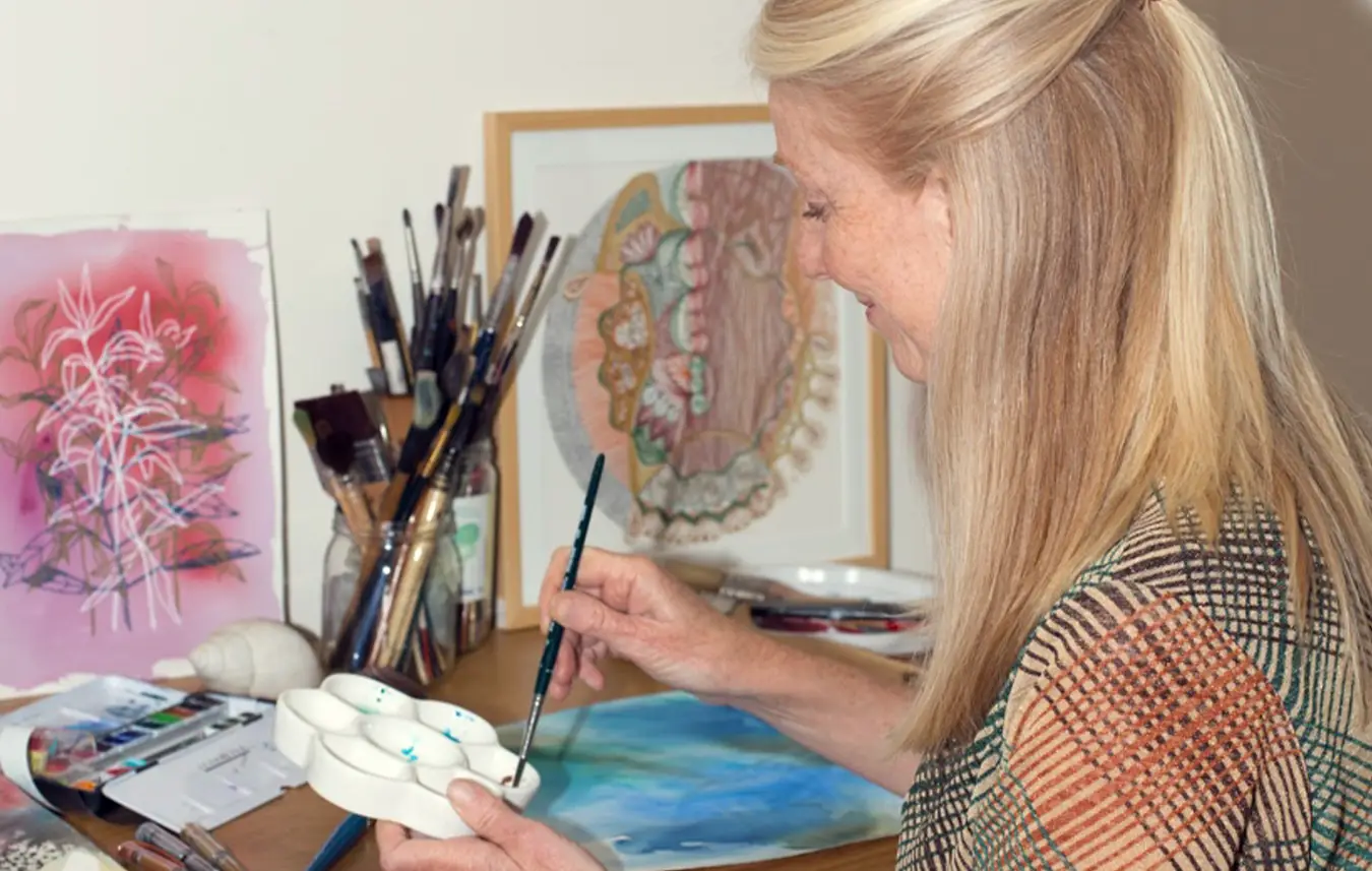 Maria José Martinez préparant ses couleurs dans son atelier d'artiste avant de poursuivre une œuvre originale.