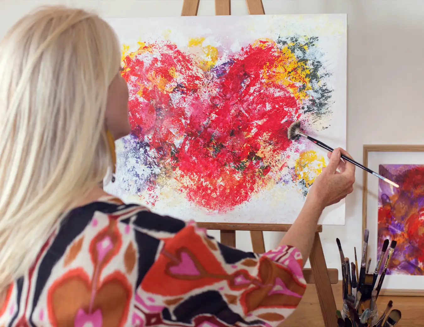 Maria José Martinez réalisant une œuvre sur mesure dans son atelier d'artiste.
