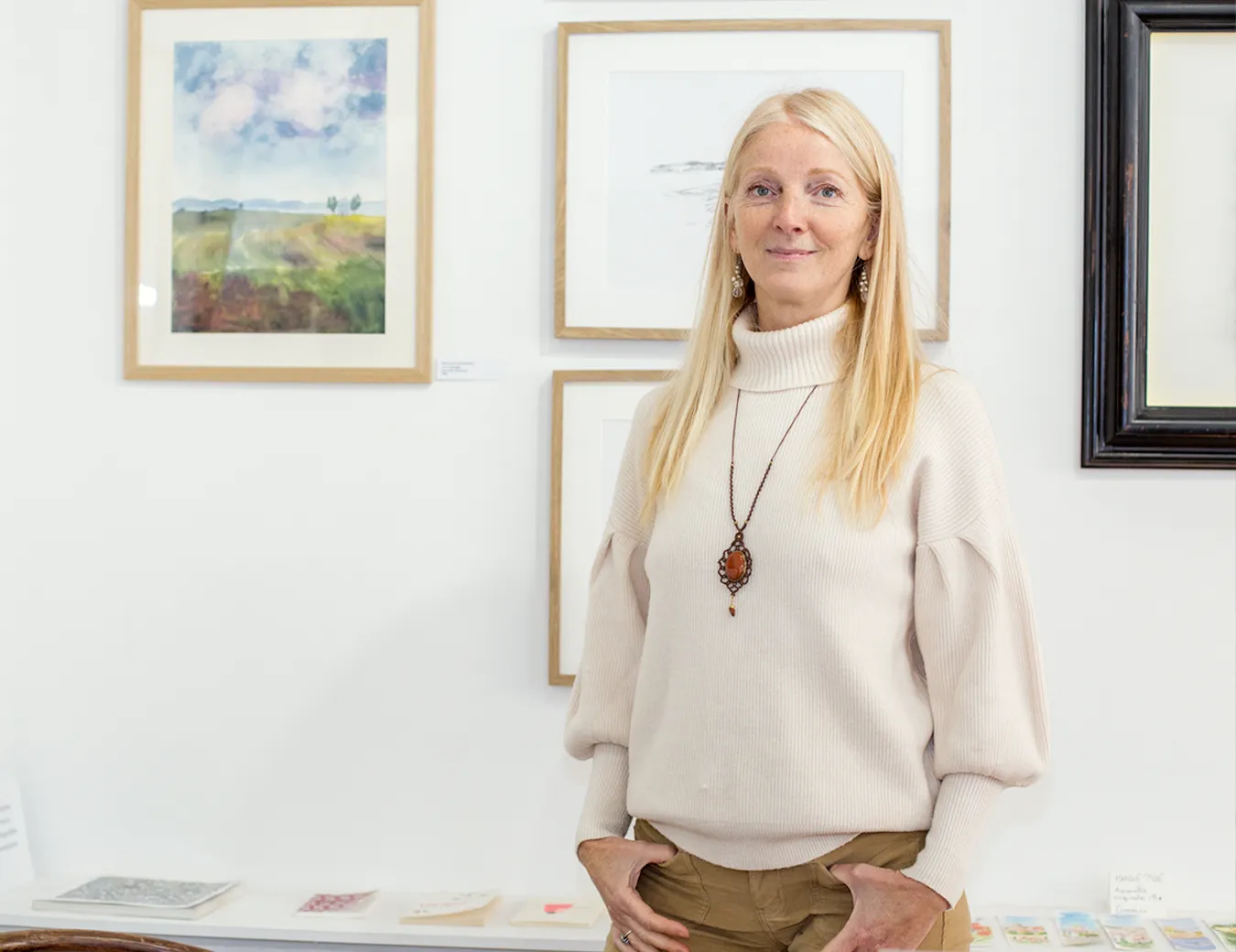 Portrait de Maria José Martinez dans une galerie du sud de la France où sont exposées ses œuvres.