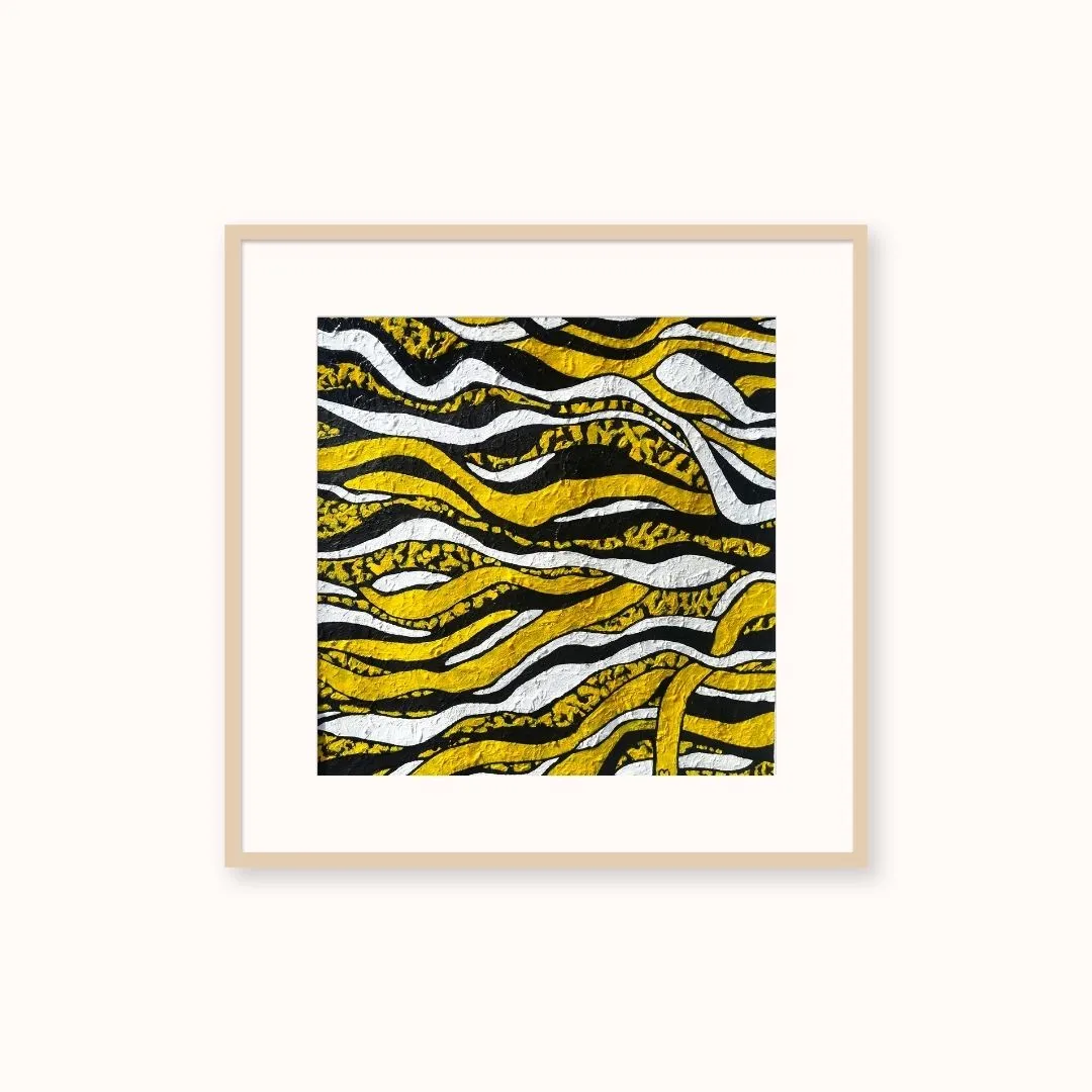 Tableau abstrait sur mesure aux lignes graphiques jaunes, blanches et noires.